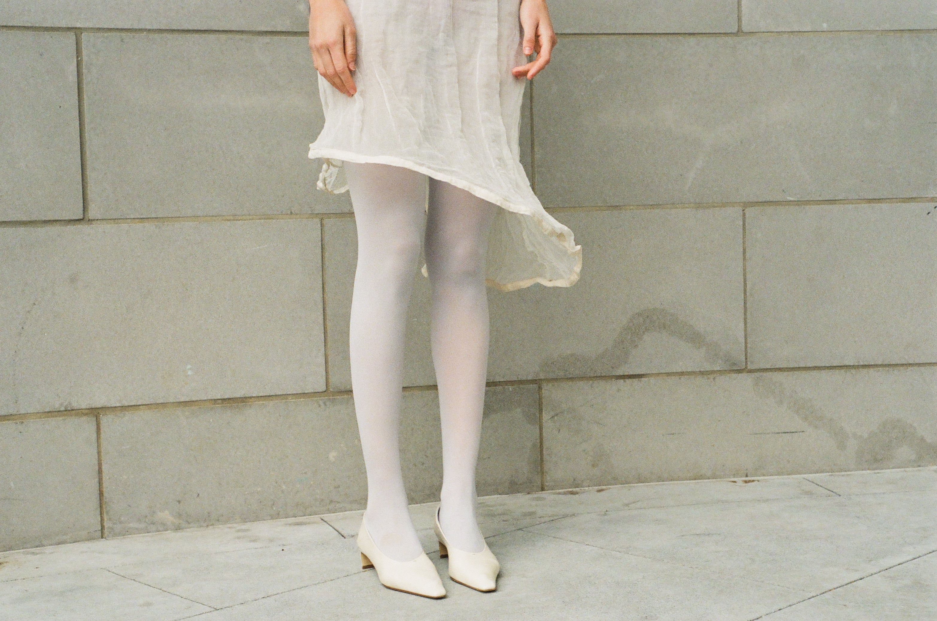 Close-up of Dyan Pump talco – off-white leather sheen and pointed toe detail – KATT FORE