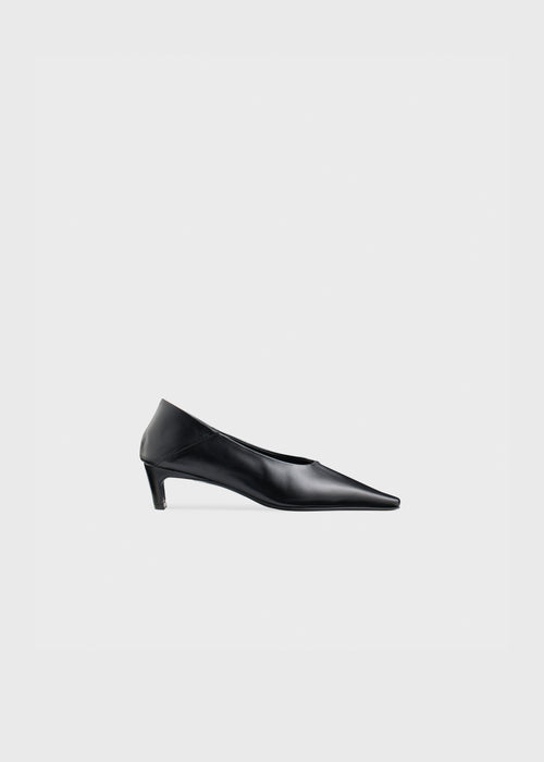 Dyan Pump in black calf leather – front product shot on white background – KATT FORE