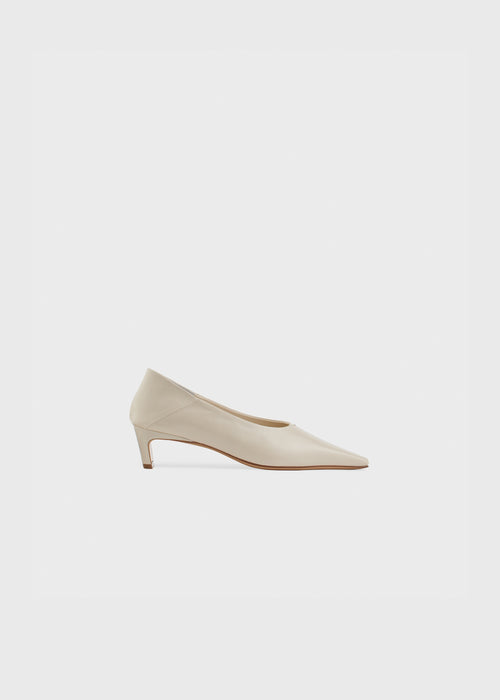 Dyan Pump in talco off-white leather with subtle sheen – front product shot on white background – KATT FORE