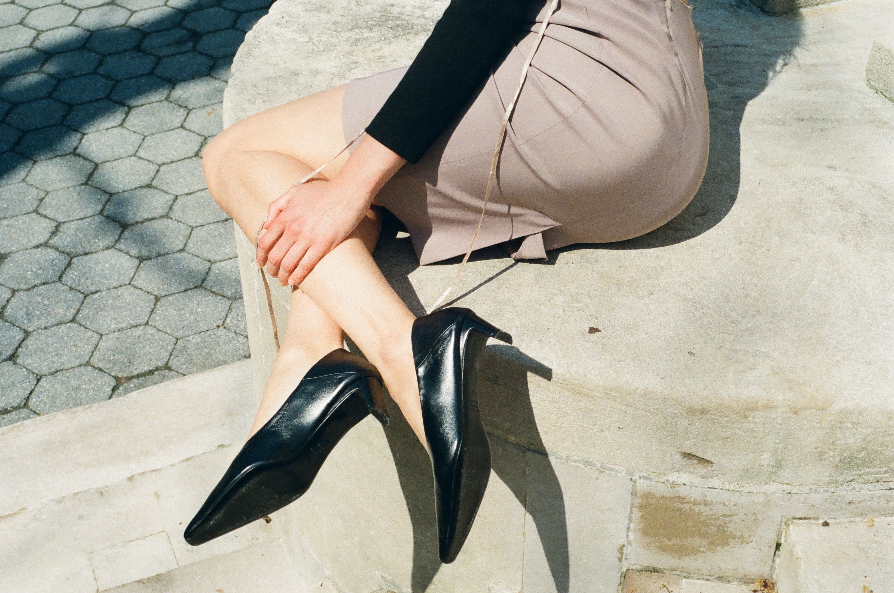 Close-up of Dyan Pump black – smooth calf leather and pointed toe detail – KATT FORE